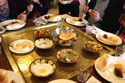 Hapjes in Amman, Jordanië | Foto Linda Vreeswijk