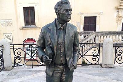 Standbeeld van Giuseppe Tomasi di Lampedusa