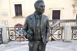 Standbeeld van Giuseppe Tomasi di Lampedusa