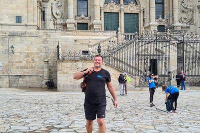 Reisleider Ronald voor de kathedraal in Santiago de Compostela