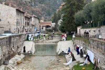 Poppen in Via del Presepe, Gubbio, Italië | Foto: Meneer Van Hulst