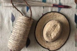 Accessoires gemaakt van dadelpalmen | Foto: reisleidster Willy Accessoires gemaakt van dadelpalmen | Foto: reisleidster Willy