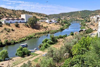 Zicht op rivier de Guadiana in Mértola, Portugal | Foto: meneer Herman Riet