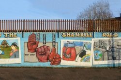 Deel van de Peace Wall in Belfast, Noord-Ierland