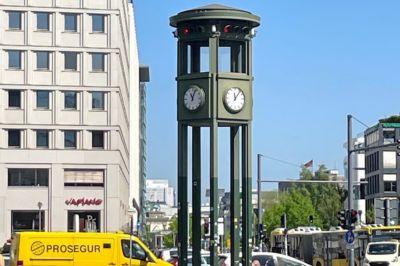 Stoplicht en klok op Potzdammerplatz | Foto: Bas Aalders