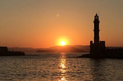 Vuurtoren bij zonsondergang in Chania, Kreta