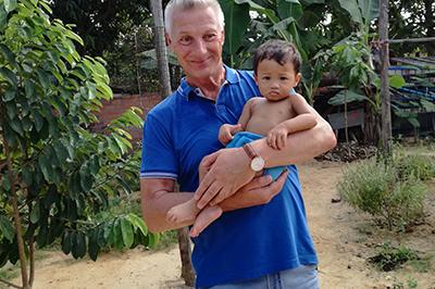 Frits met zijn 'kleinzoon' in Cambodja