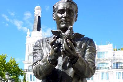 Beeld van Federico García Lorca in Madrid, Spanje