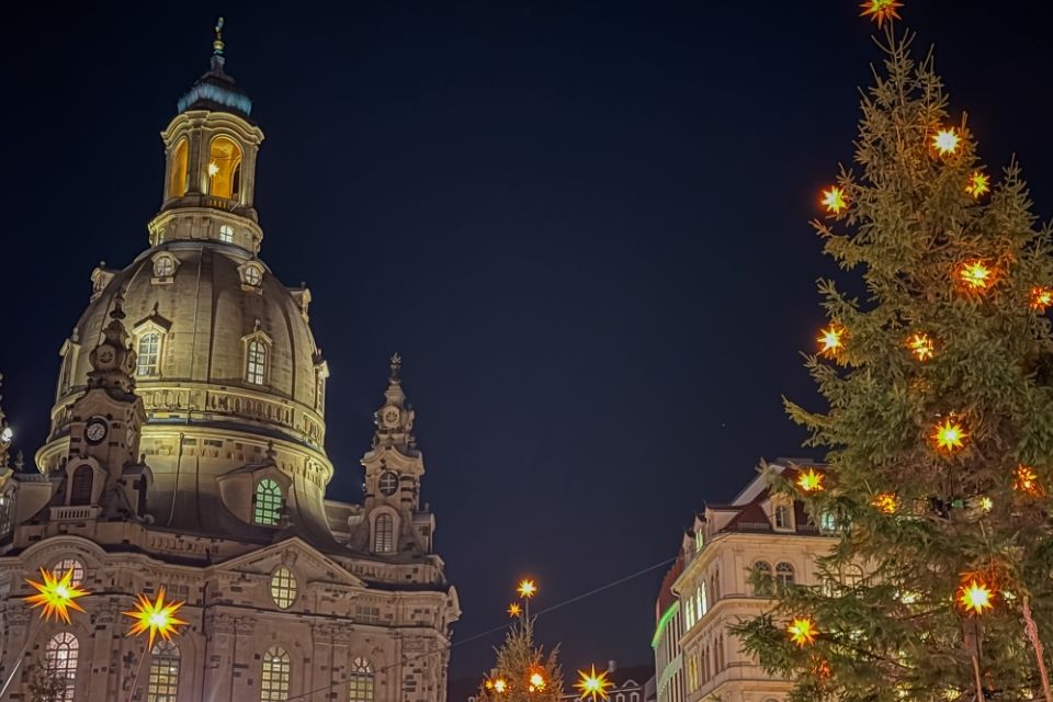 Kerstsfeer bij  de Frauenkirche in Dresden Duistalnd