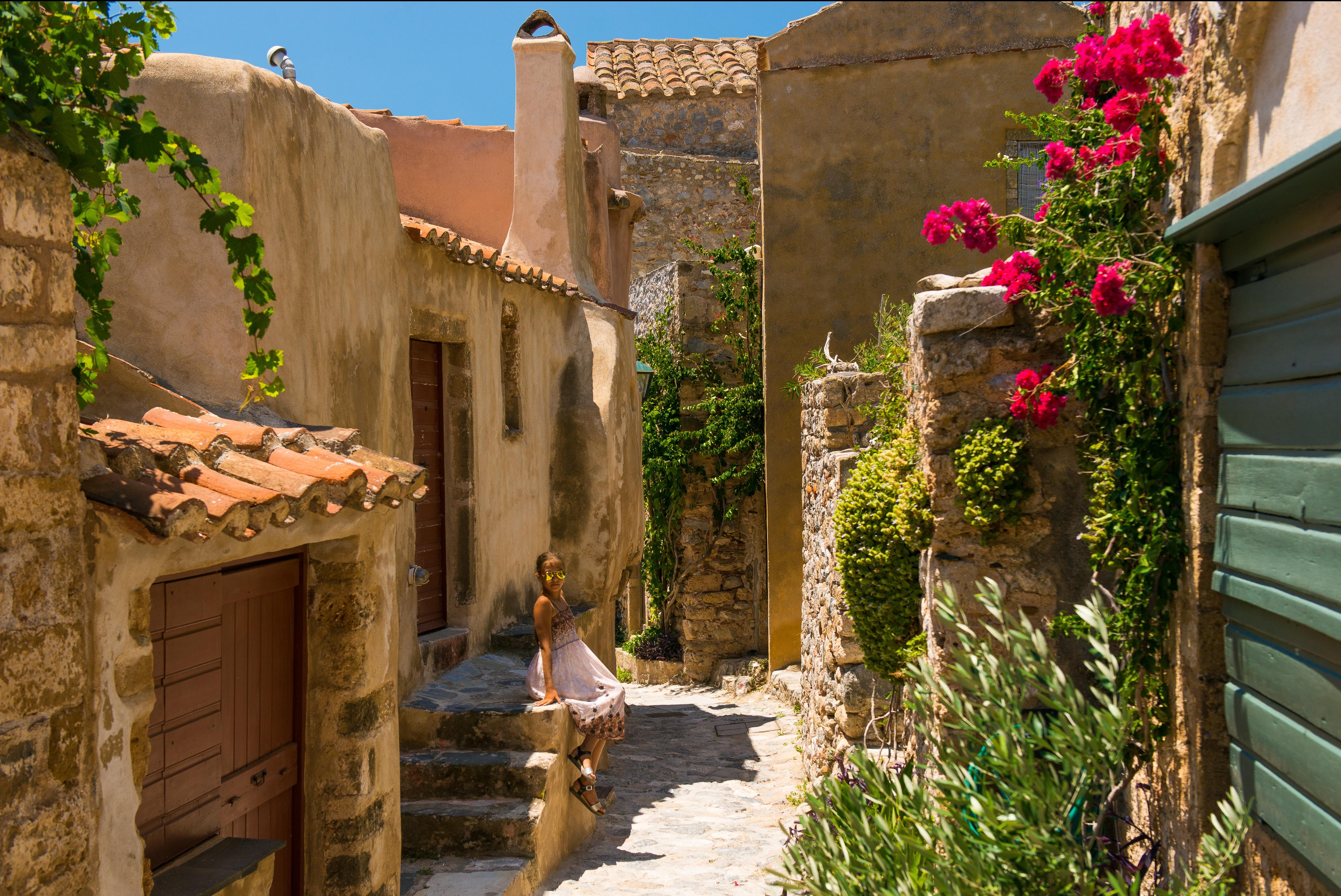 Knus straatje in Monemvasia, Griekenland