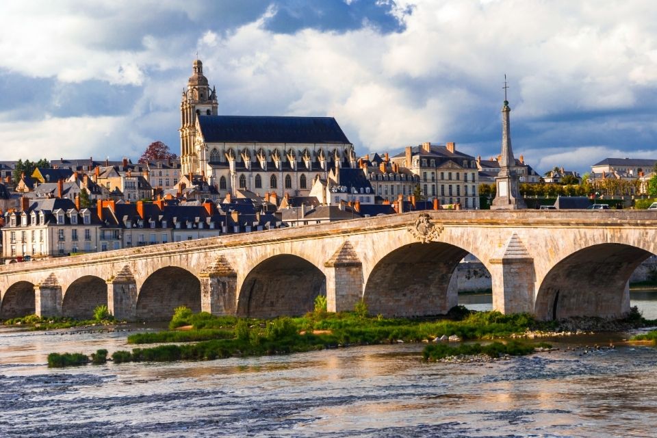 Zicht op Blois aan de Loire, Frankrijk