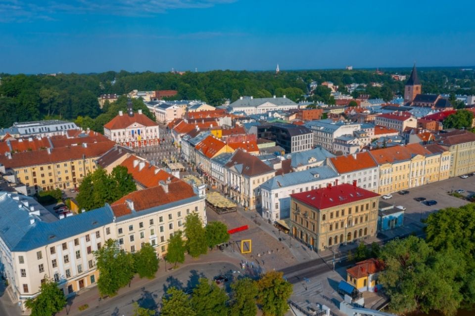 Zicht op het kleurrijke Tartu, Estland