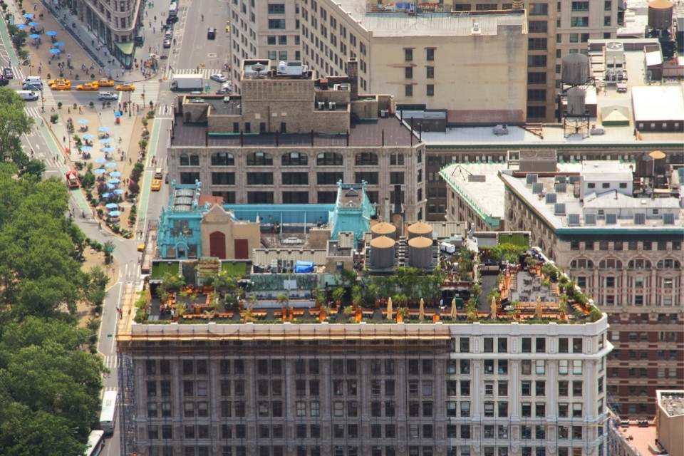 Zicht  op de 230 Fifth Rooftop Bar in New York, Amerika