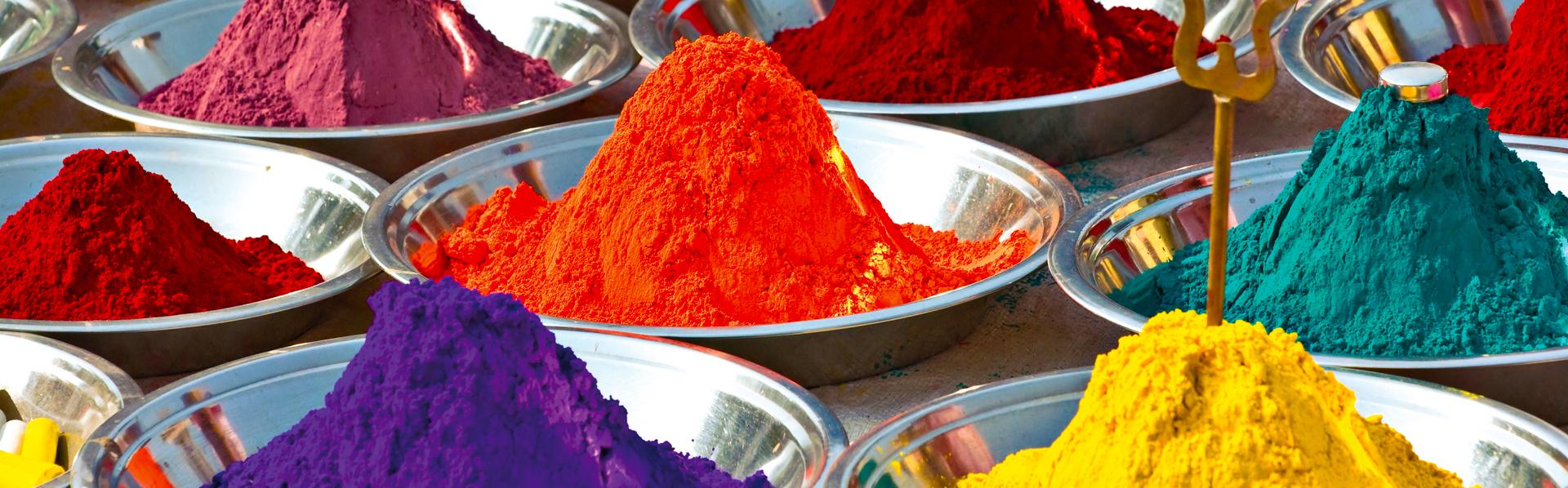 Kleurrijke verfstoffen in India