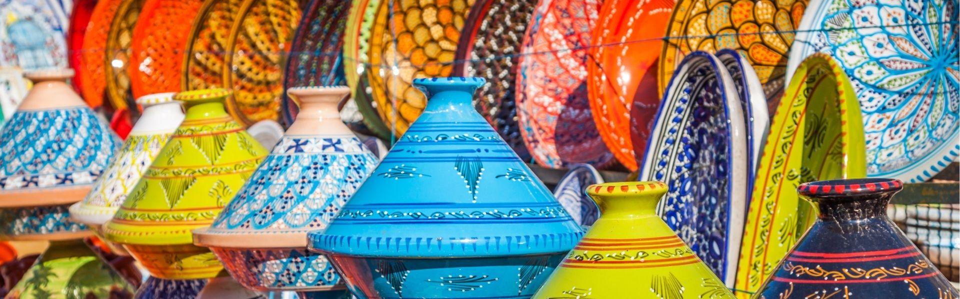 Kleurrijke tajines en aardewerk in Marokko
