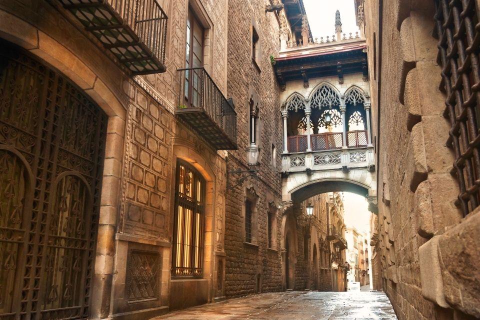 Klein straatje in de Barrio Gótico in Barcelona Spanje