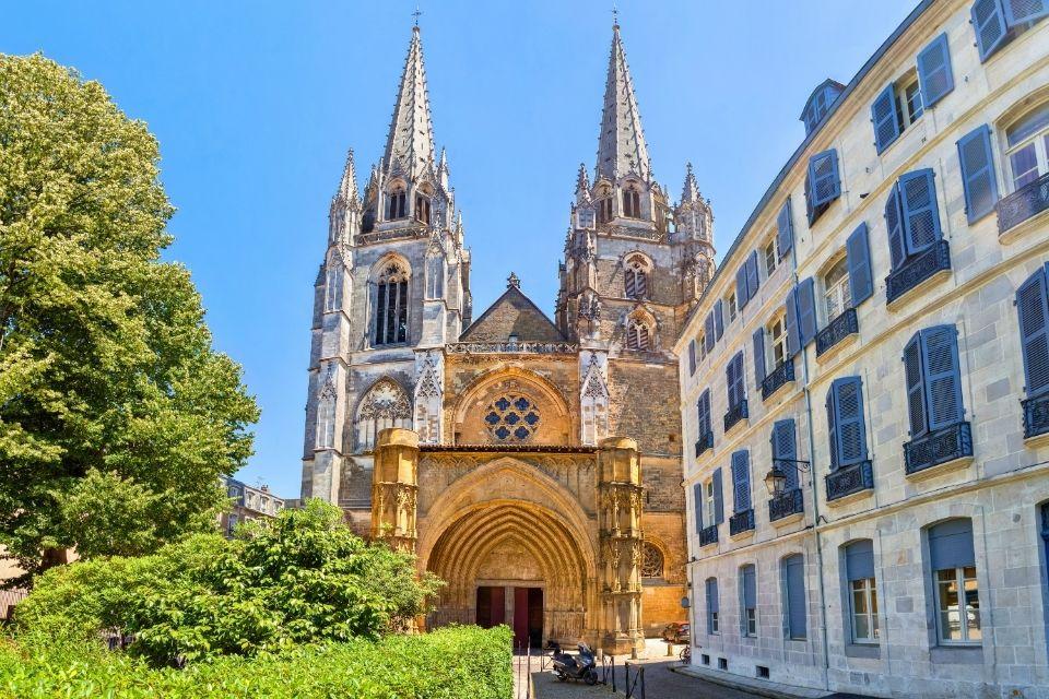 De indrukwekkende Cathédrale Sainte-Marie de Bayonne Frankrijk