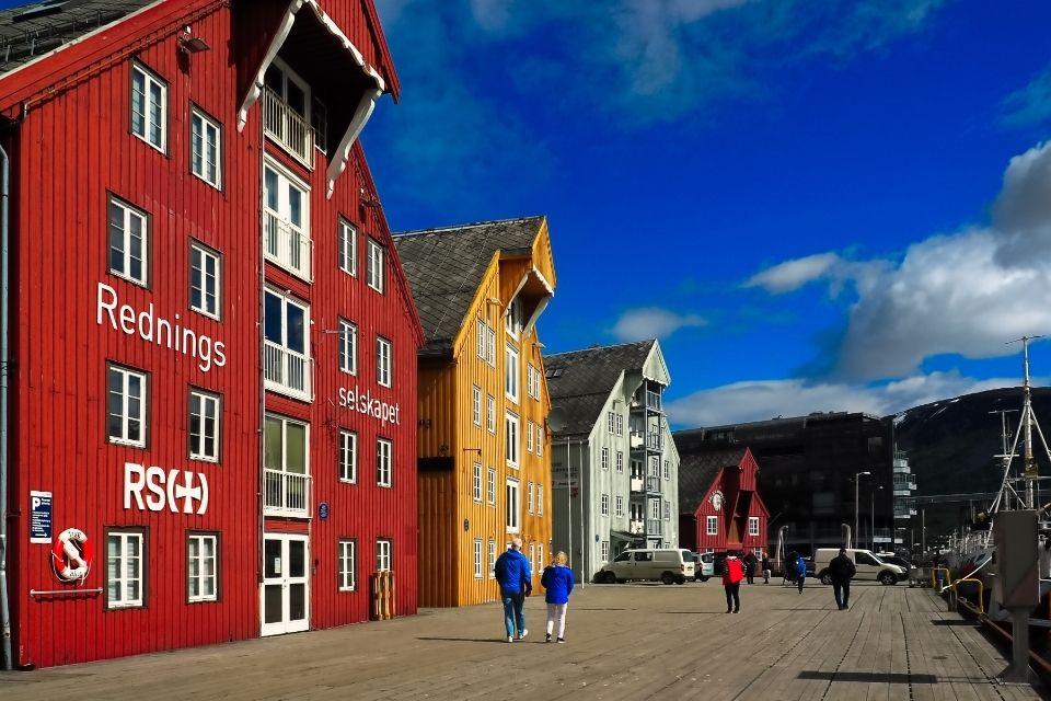 Historische houten pakhuizen aan de haven van Tromsø Noorwegen