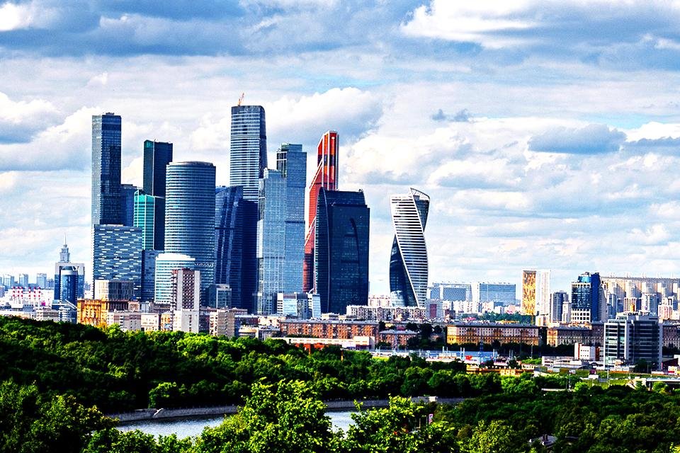 Skyline Moskou vanaf Vorobievyheuvels, Rusland