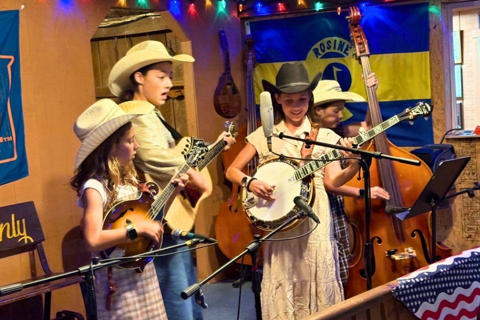 Live bluegrassmuziek in the Rosine Barn Amerika