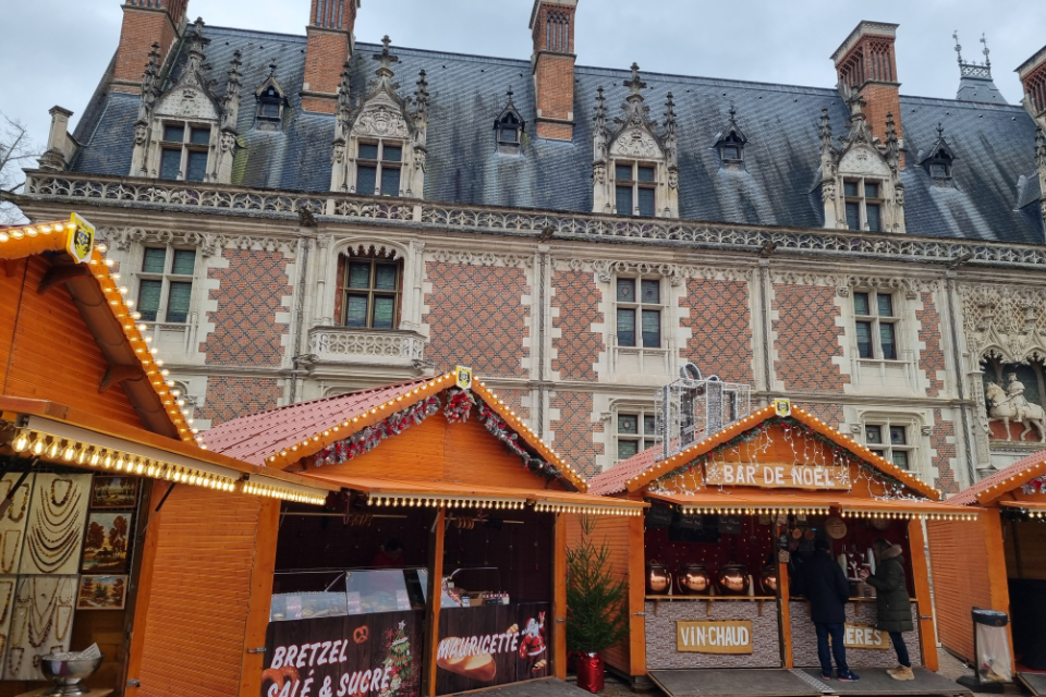 Kerstmarkt bij Château de Blois, de Loire, Frankrijk