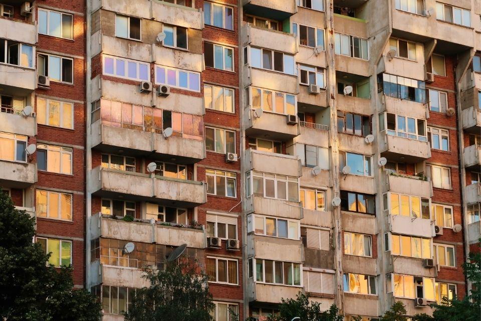 Socialistische architectuur in Druzhba in Sofia Bulgarije