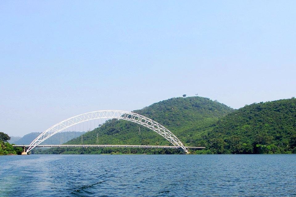 Brug over de Volta-rivier naar Atimpoku, Ghana