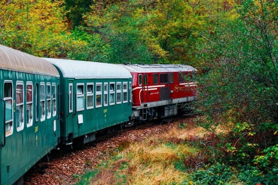 Smalspoorlijn door de bergen Bulgarije
