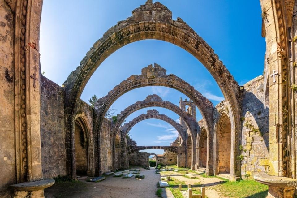Sfeervolle ruïnes van de Santa Mariña de Dozo in Cambados Galicië Spanje