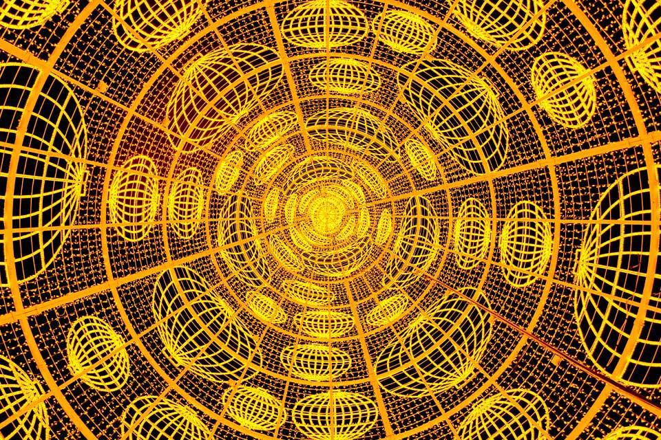 Onderzijde kerstboom op Puerta del Sol, Madrid, Spanje