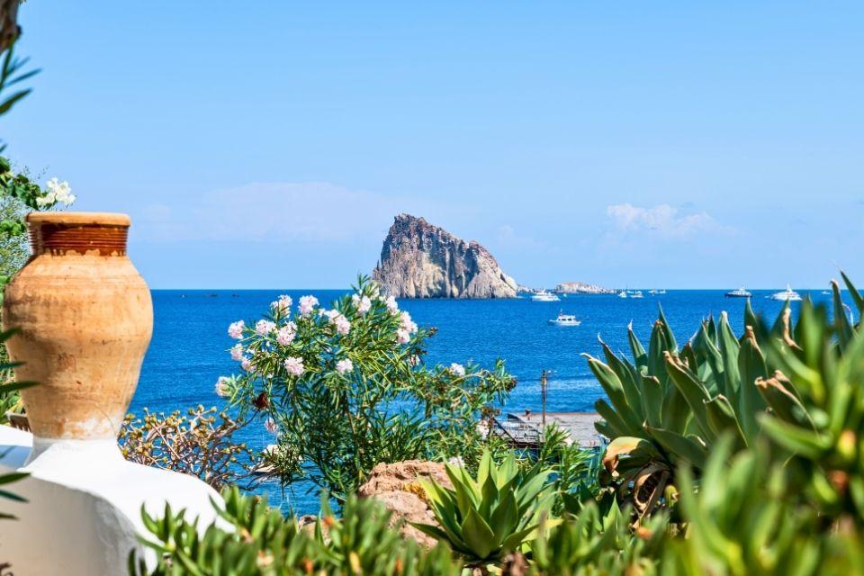 Zicht vanaf Lipari op de Eolische eilanden Italië