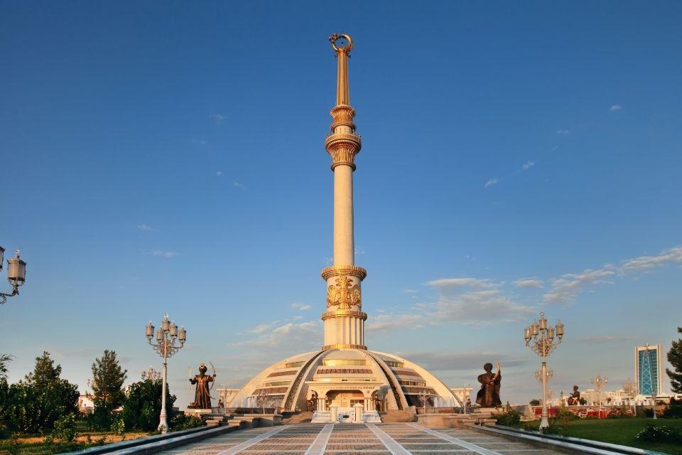 Het Onafhankelijkheidsmonument in Ashgabat, Turkmenistan