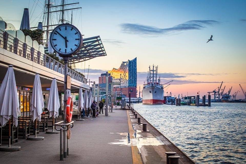 Zicht op de Elbphilharmonie en HafenCity, Hamburg, Duitsland