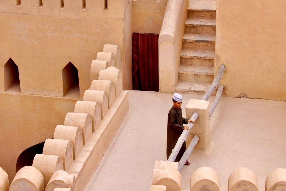 Het historische Nizwa Fort in Oman | Foto: Peter van de Wiel