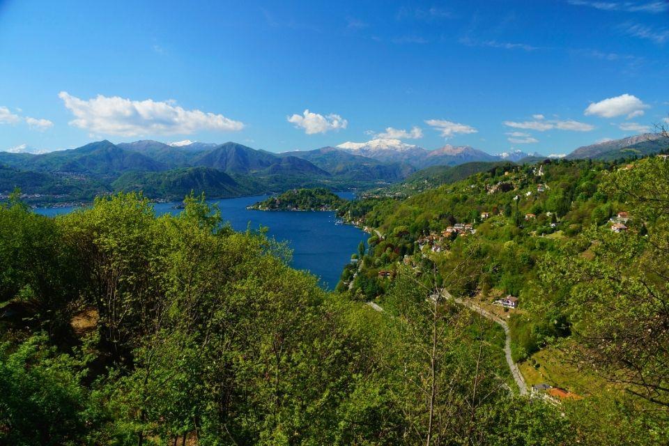 Zicht op het Lago d'Orta, Italië