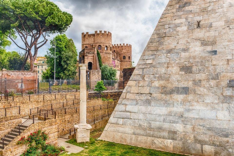 Piramide van Cestius in de wijk Testaccio in Rome Italië