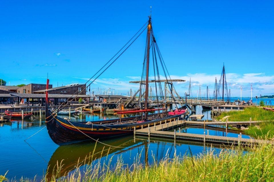 Gereconstrueerd Vikingschip in de haven van Roskilde Denemarken