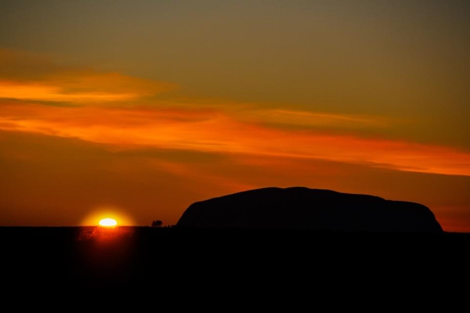De zon komt op boven Uluru, Yulara, Australië