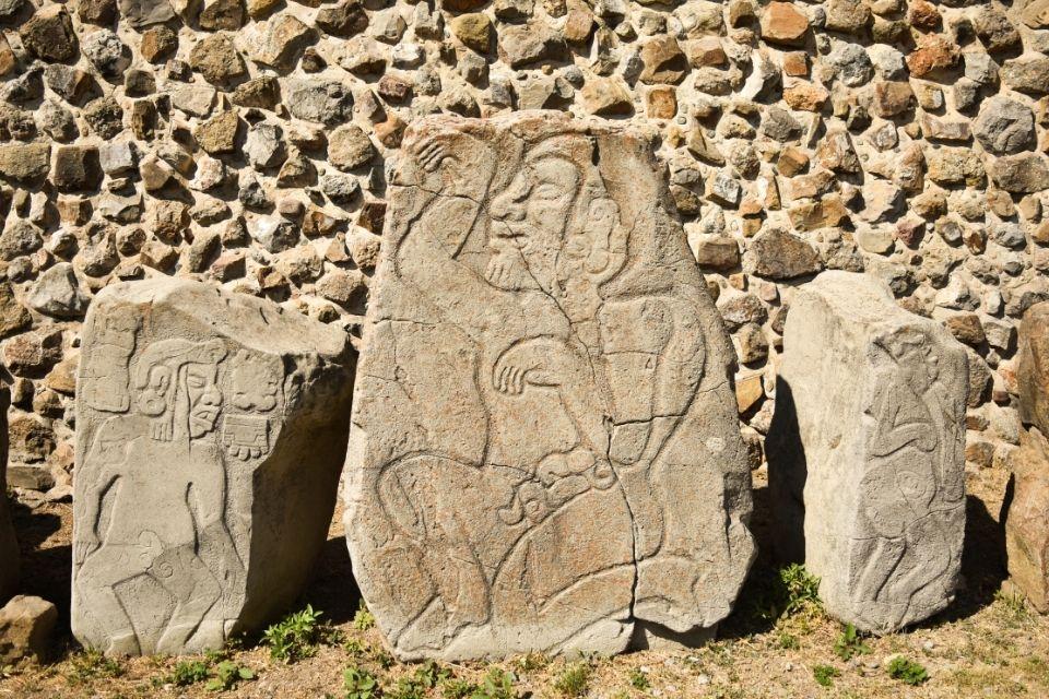 Beelden in Monte Albán, Mexico