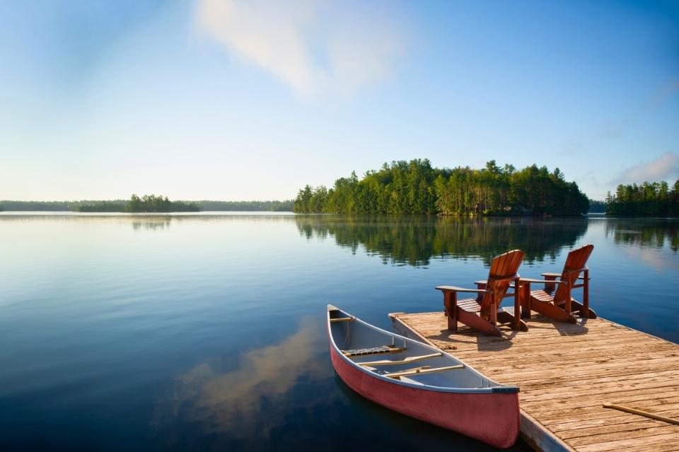 Dok van een vakantiehuis aan het Muskoka-meer, Canada