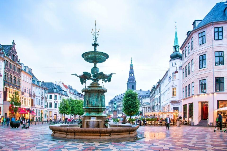 Ooievaarsfontein in het centrum van Kopenhagen, Denemarken