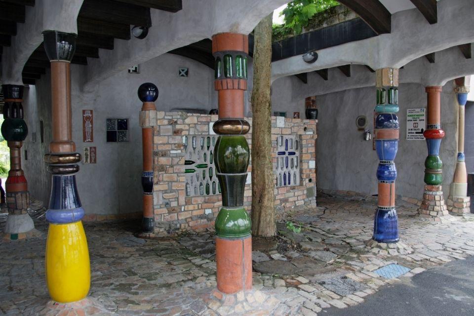 sanitairgebouw van architect Hundertwasser in Kawakawa, Nieuw-Zeeland