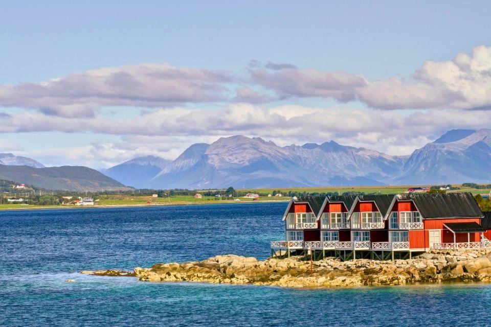 Zicht vanaf het water op Stokmarknes  Noorwegen