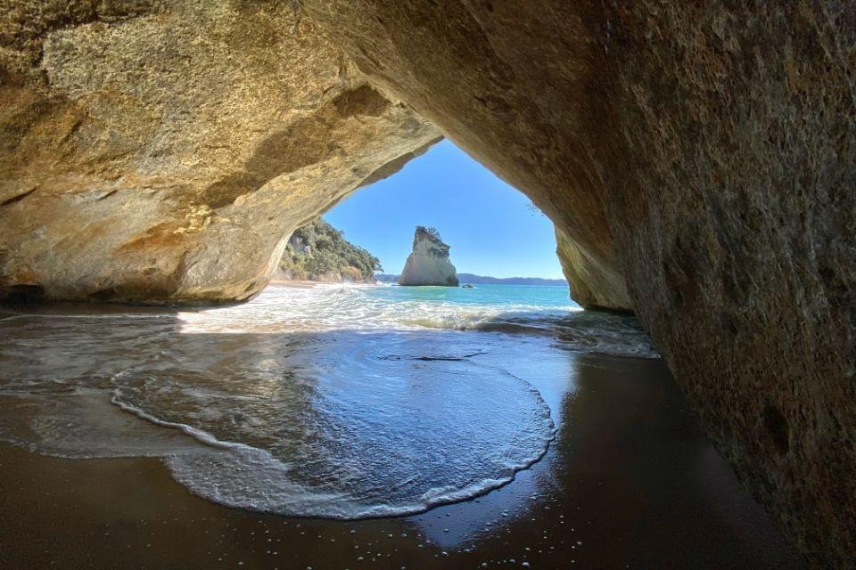 Cathedral Cove in Hahei, Nieuw-Zeeland