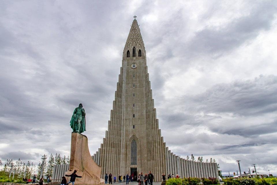 De Hallgrimskerk in Reykjavik, IJsland