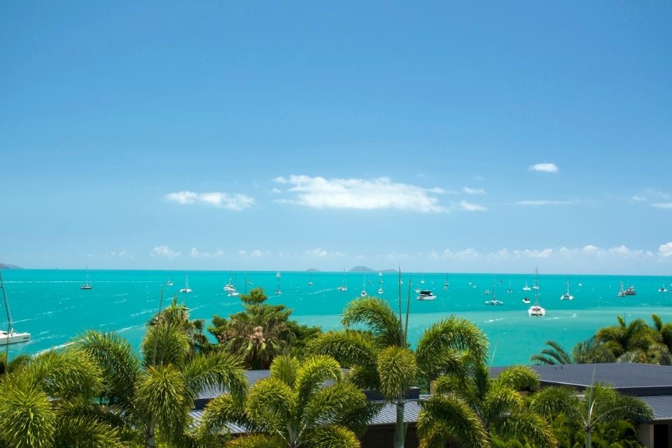 Bootjes voor de kust van Airlie Beach, Australië
