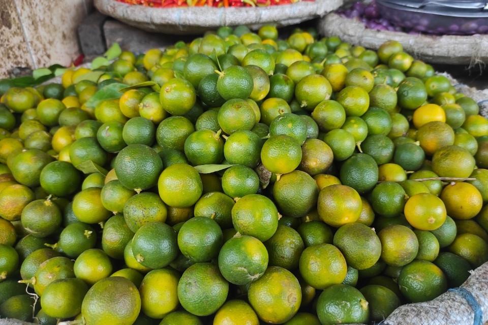 Limoenen op de Tomohon-markt, Sulawesi, Indonesië