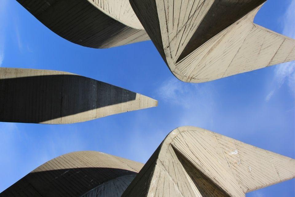 Close up van Spomenik Kosmaj Servië