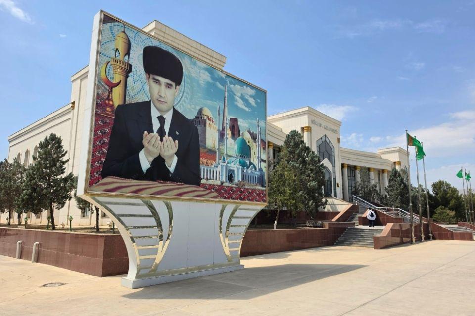 Het Gökdepe Museum en Moskee in Gökdepe, Turkmenistan