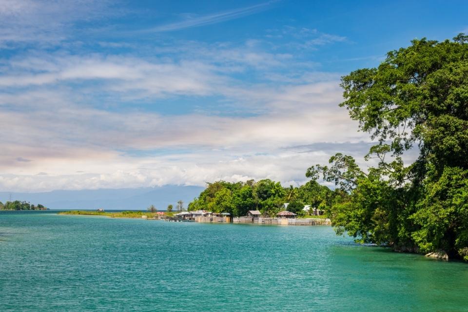 Het helderblauwe Poso-meer, Sulawesi, Indonesië
